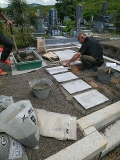 墓石建立工事（巻石部分補修）