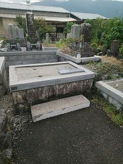 お墓の建替え工事（基礎工事）