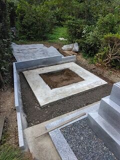 墓石工事の続きです。