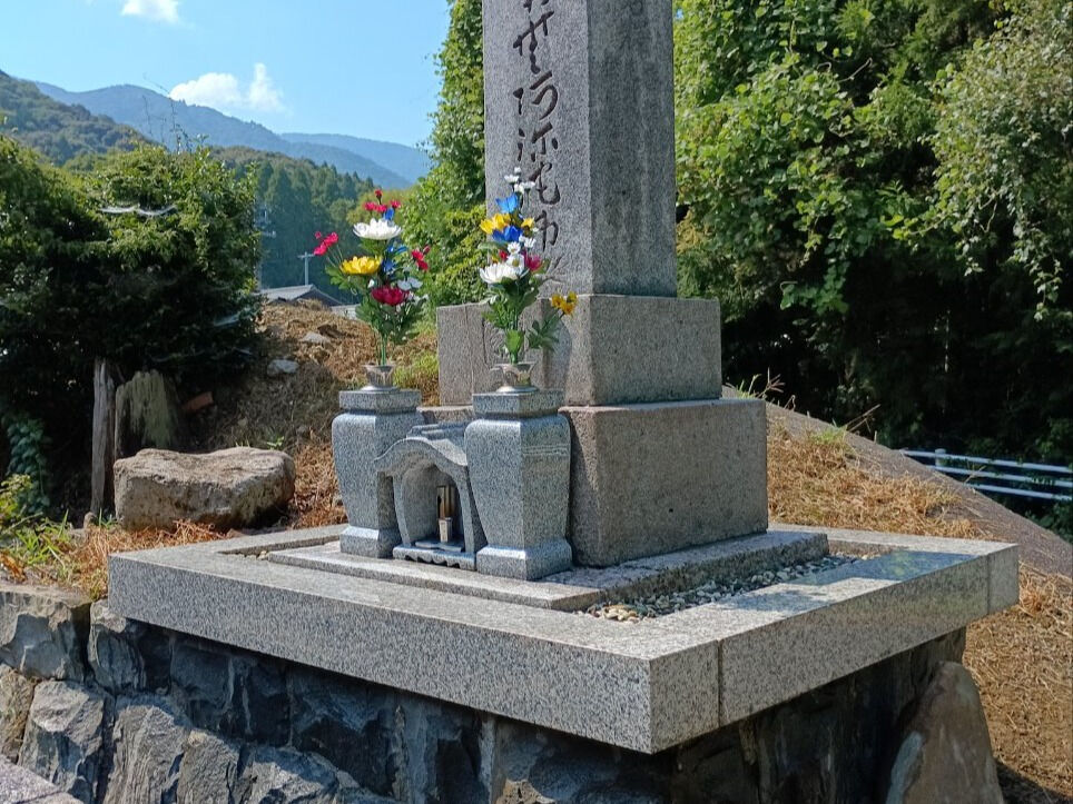 岐阜県の海津市南濃町で、墓石洗浄を行いました