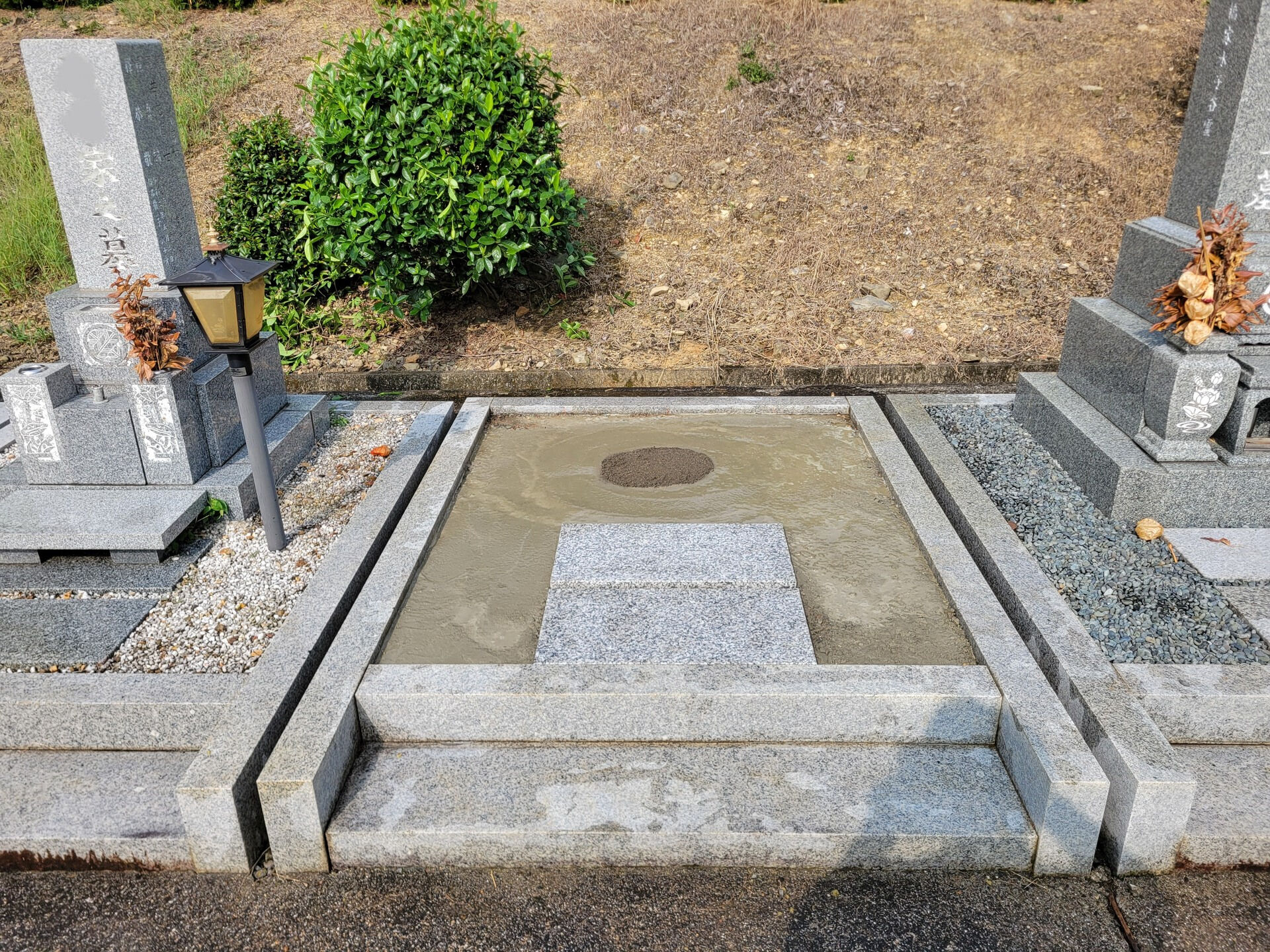 本日も真正寺霊苑にて、３㎡区画のお墓を建立するための基礎工事
