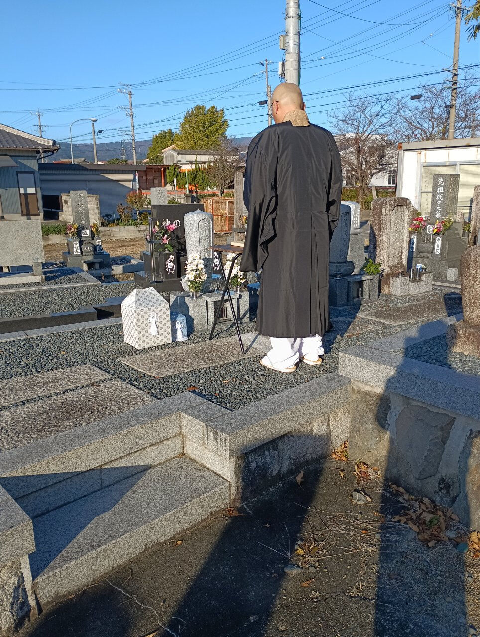 建立いたしました墓石に埋葬をいたしました