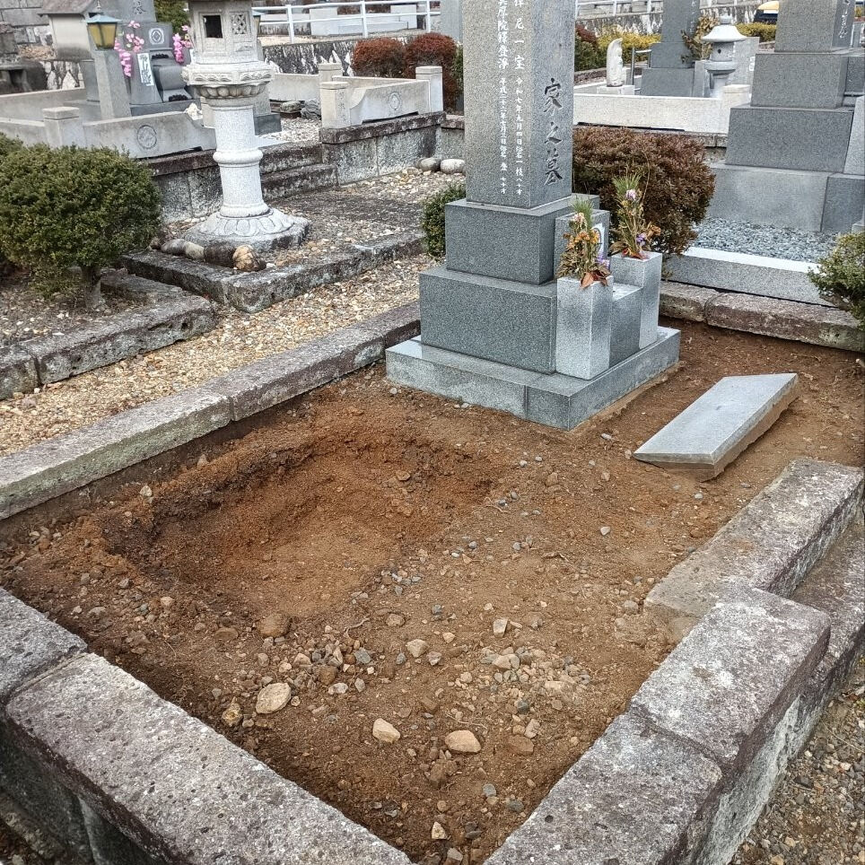 岐阜県海津市の圓満寺霊苑にて、新たに墓石の工事が始まりました
