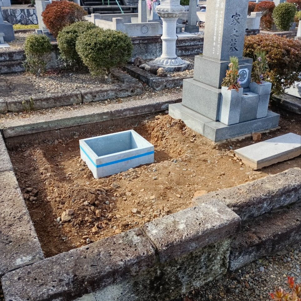 岐阜県海津市の圓満寺霊苑にて、新たに墓石の工事が始まりました
