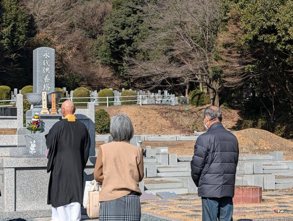 岐阜県海津市南濃町にある真正寺の本堂で、四十九日の法要が厳か