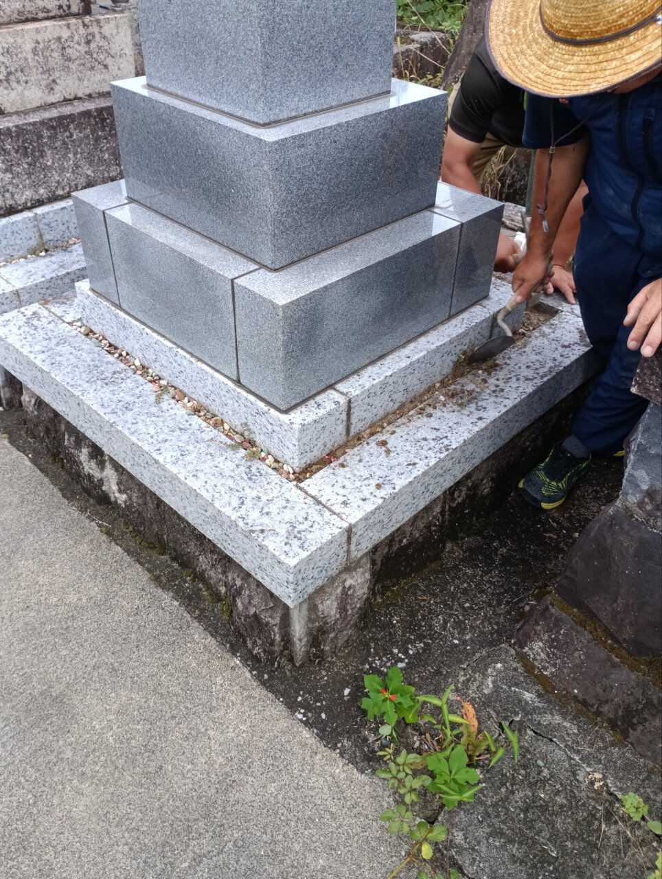 今回は墓所の外観維持に欠かせない防草工事を行いました