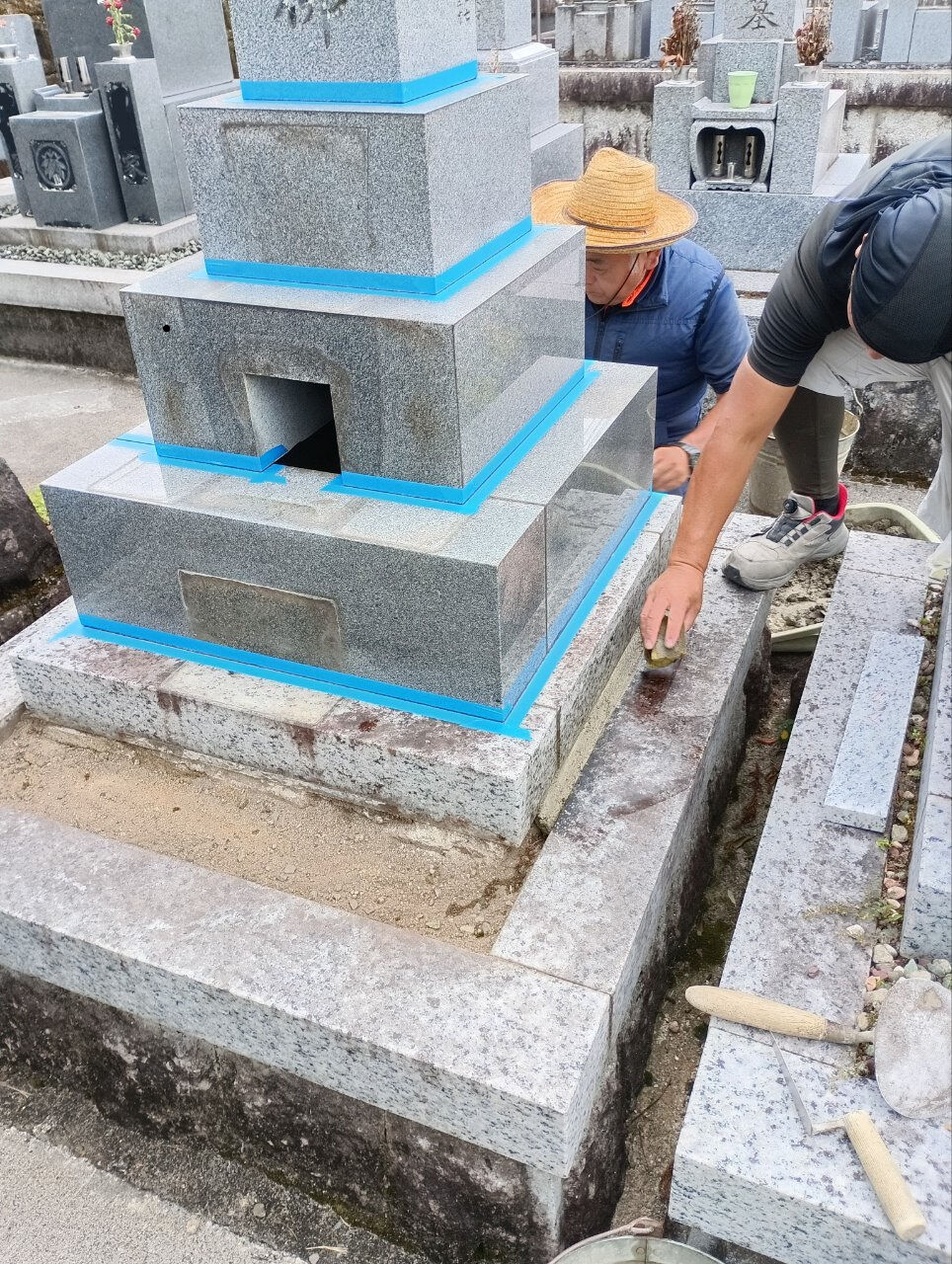 今回は墓所の外観維持に欠かせない防草工事を行いました