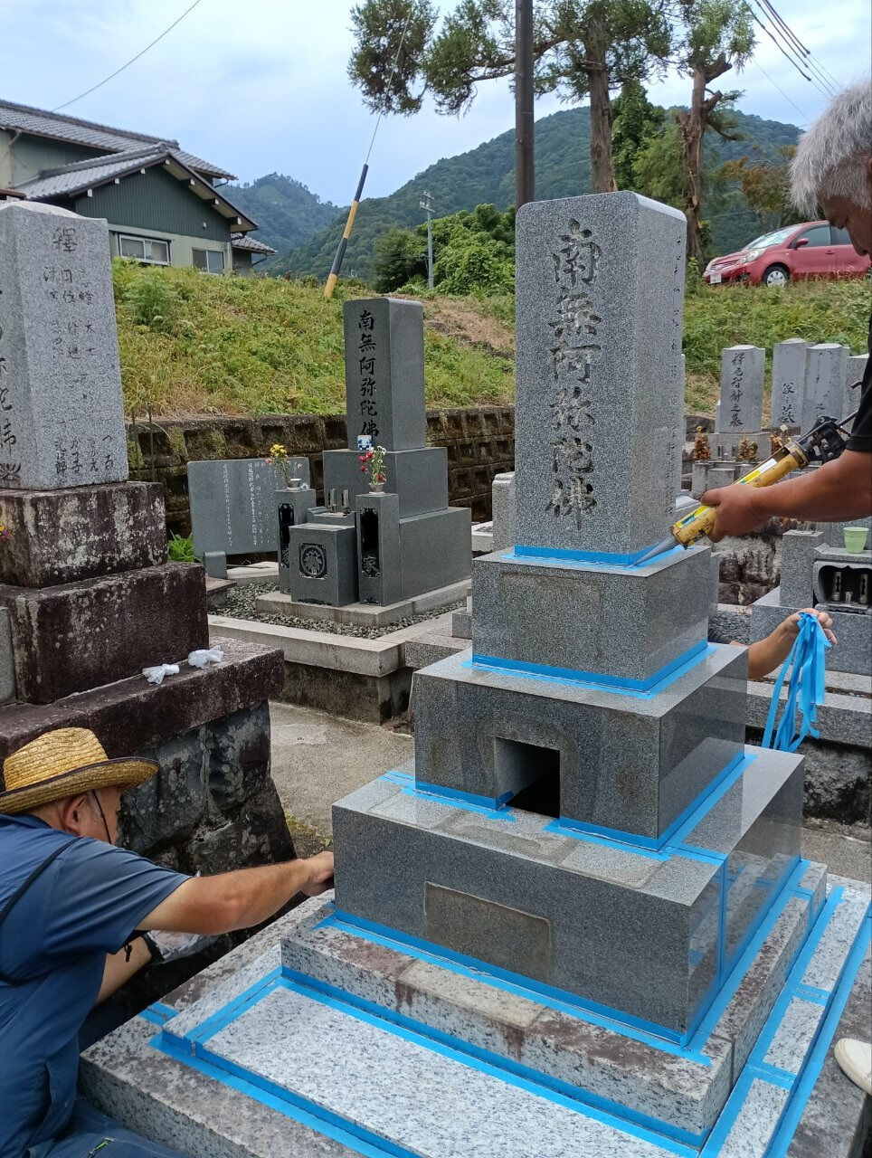 今回は墓所の外観維持に欠かせない防草工事を行いました