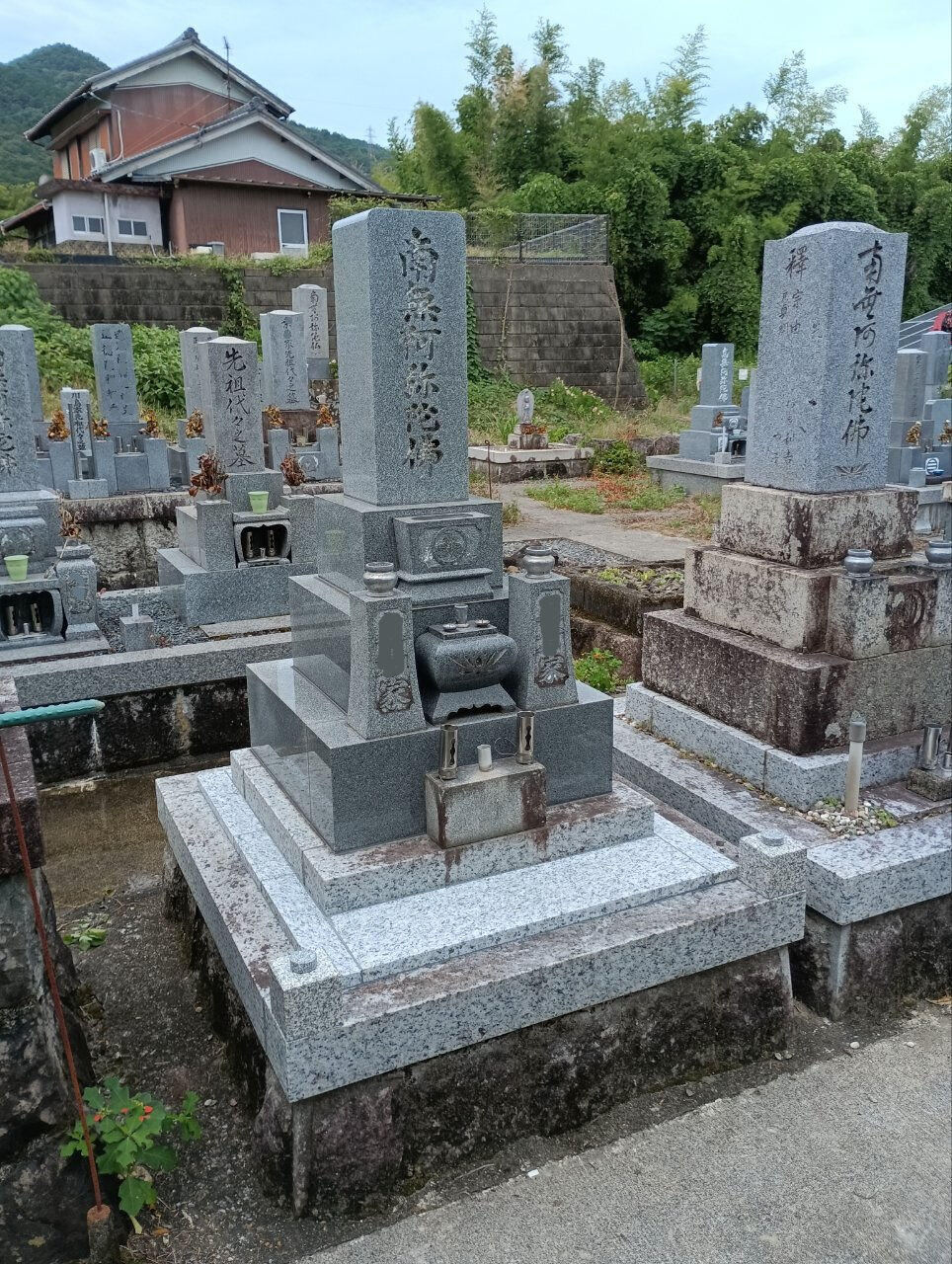 今回は墓所の外観維持に欠かせない防草工事を行いました