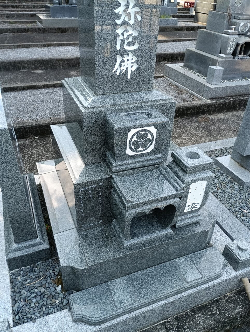 お客様からのお問い合わせで、野生動物により水鉢や香炉が破損さ