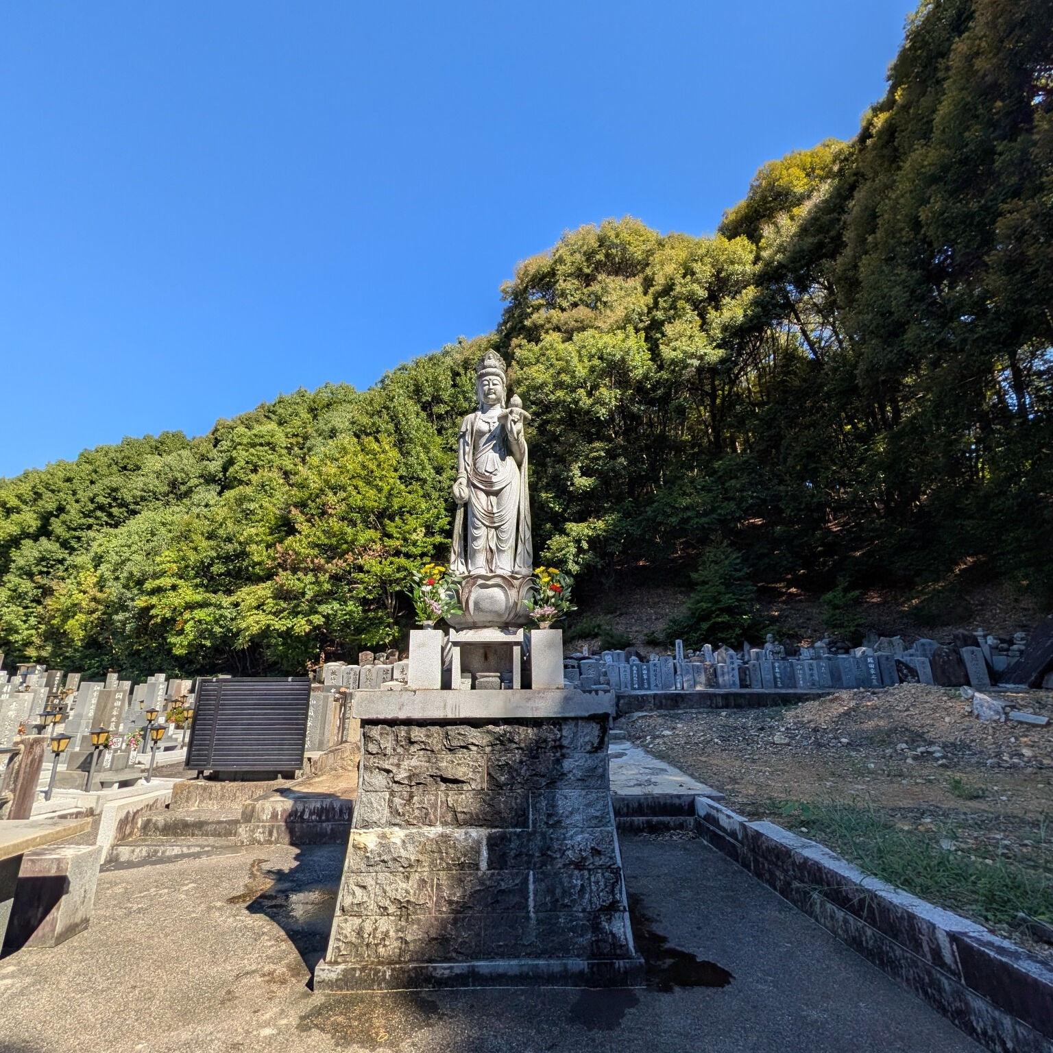 皆様はお彼岸の期間に入り、お墓参りのご計画はいかがでしょうか