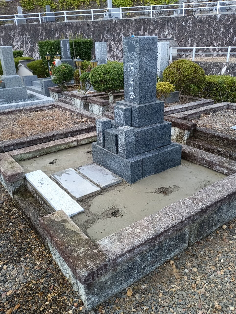 岐阜県海津市の圓満寺霊苑の墓所にて植木の撤去作業をおこないま