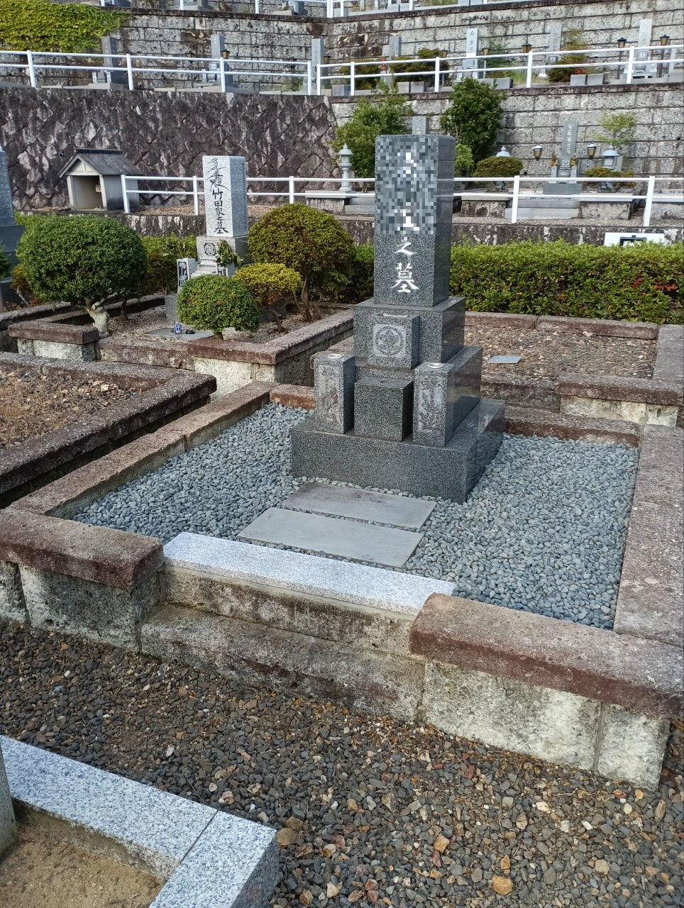 岐阜県海津市の圓満寺霊苑の墓所にて植木の撤去作業をおこないま