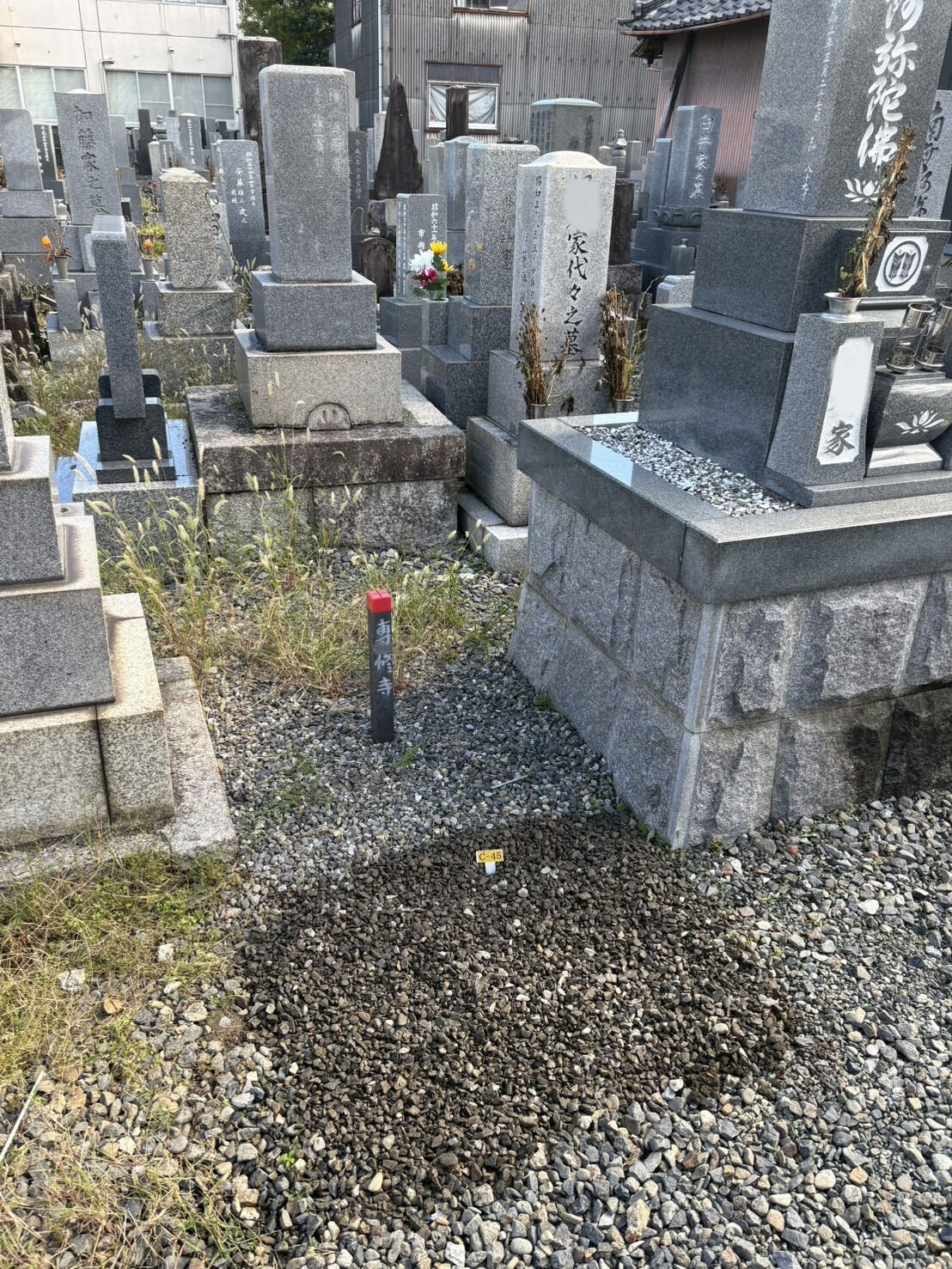 岐阜県大垣市の専修寺様にて、お墓じまいに伴う墓石の撤去工事を